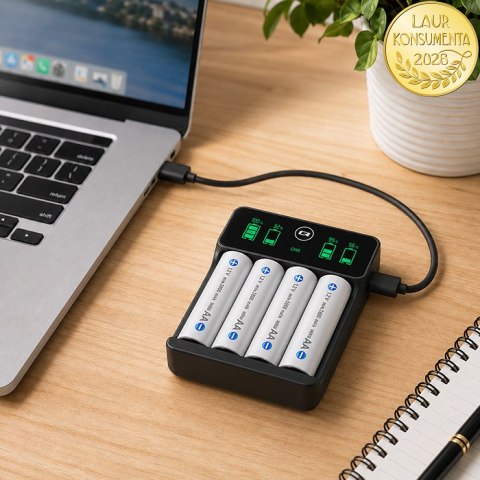Qoltec Ładowarka do akumulatorków Ni-MH typu R03 AAA R6 AA | LCD | Kabel USB-C | Czarna
